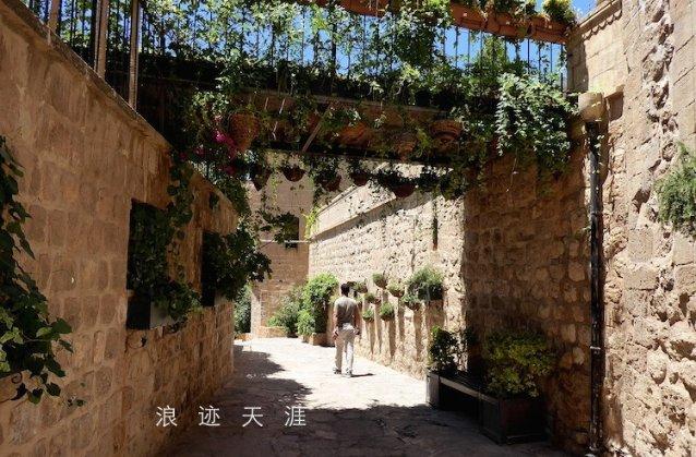 尽在问答交流平台何炅不想背锅而发文回应央视批评,指出娱乐圈不良风气,你怎么看?